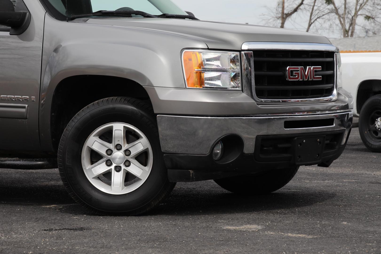 2009 GRAY GMC SIERRA 1500 SLE1 Ext. Cab Long Box 2WD (1GTEC29JX9Z) with an 5.3L V8 OHV 16V engine, 6-SPEED AUTOMATIC transmission, located at 420 E. Kingsbury St., Seguin, TX, 78155, (830) 401-0495, 29.581060, -97.961647 - Photo#2